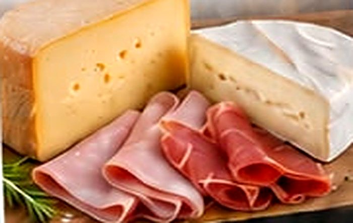 Quesos de horma y fetas de jamón